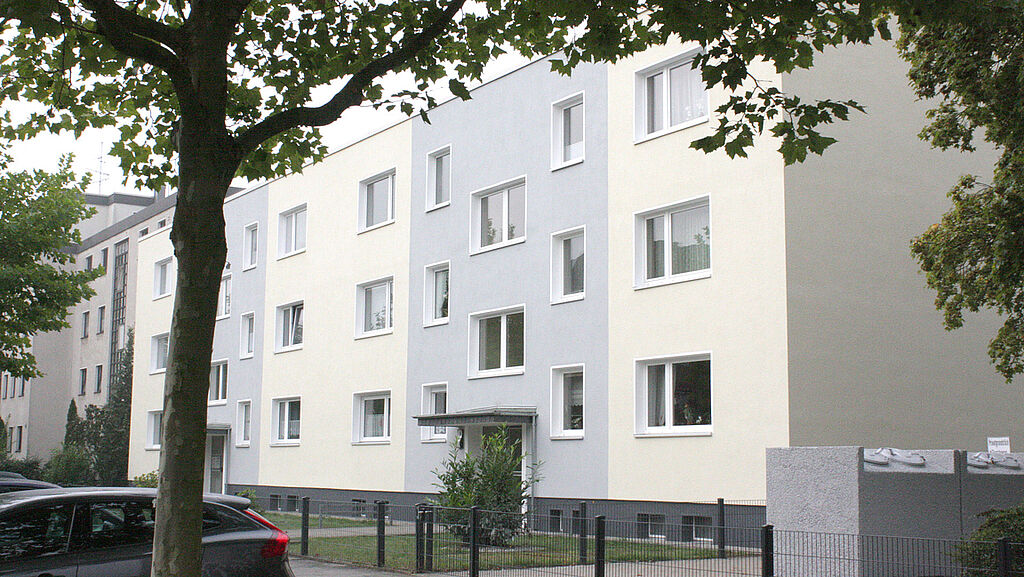 Mehrfamilienhaus mit weißem Fassadenanstrich
