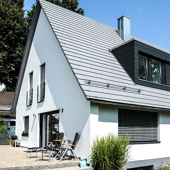Einfamilienhaus mit Satteldach und weiß gestrichener Fassade