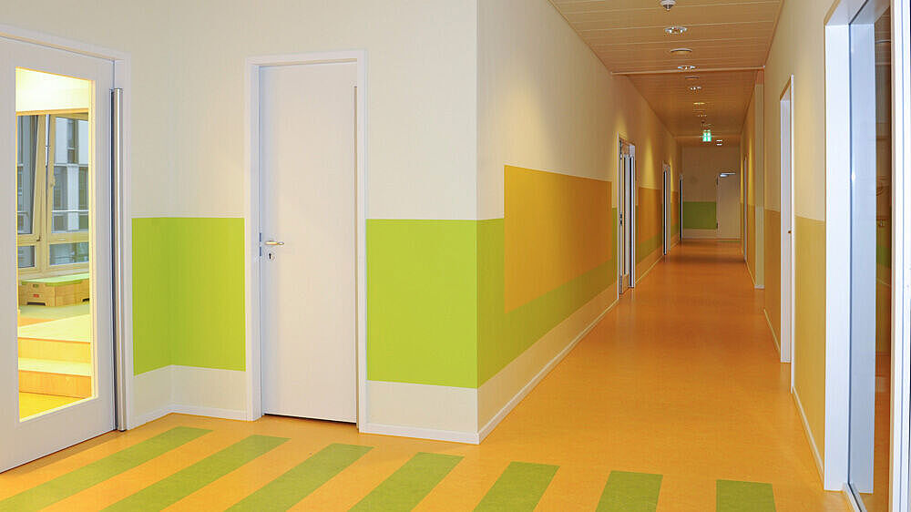Gelber PVC-Boden in einem Bürogang